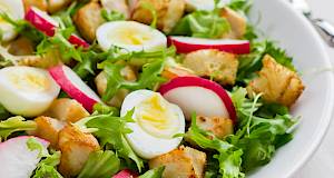 Salata s piletinom i pestom