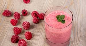 Smoothie od malina i maslaca od kikirikija