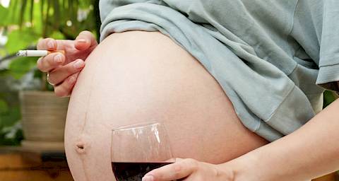 Trudnoća, alkohol i cigarete NE IDU zajedno!