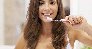 Prirodnim rješenjima spriječite povlačenje zubnog mesa