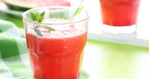 Osvježavajući smoothie od lubenice i jagoda