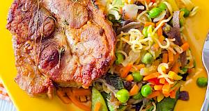 Topla salata s piletinom i rižinim rezancima