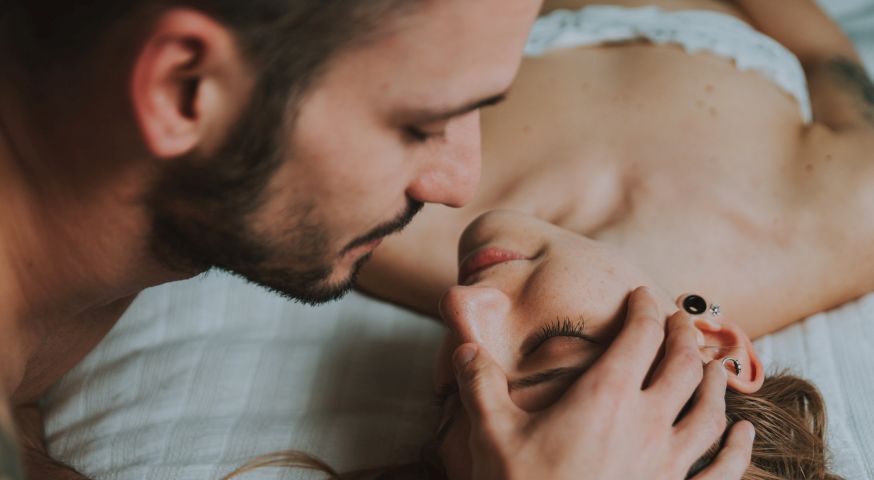 Oralni seks dugine boje igra šminka