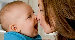 Bebin smiješak djeluje na mamu kao droga