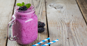 Osježavajući smoothie od kupina i jabuka – savršena doza zdravlja u čaši