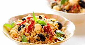 Quinoa s bademima i feta sirom