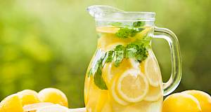 Kažu da je voda s limunom ujutro dobra za vas… Ali evo što vam nisu rekli!