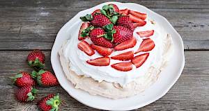 Pavlova torta od jagoda