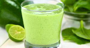 Zeleni smoothie sa špinatom i limetom