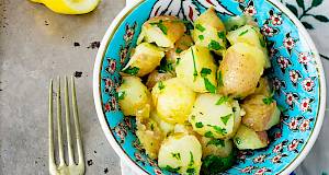 Salata od krumpira, jaja i kiselih krastavaca