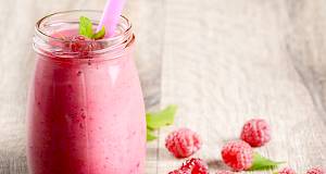 Smoothie od malina, jogurta i ananasa