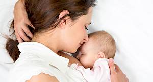 Sastojci u majčinom mlijeku presudni za fiziološki razvoj bebe