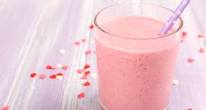 Proljetni smoothie s jagodama i mangom