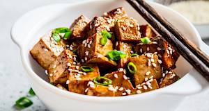 Teriyaki tofu s mladim lukom i rižom