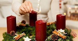 Znate li zašto palimo svijeće na adventskom vijencu?