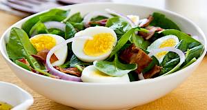 Salata od špinata s jajima i hrskavom slaninom