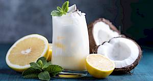 Osvježavajući tropski smoothie od kokosa i limuna