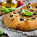 Focaccia s crnim maslinama