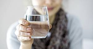 Osam razloga zašto je dobro popiti čašu vode ujutro natašte