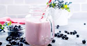 Smoothie od borovnica, skyr jogurta i kokosovih mrvica