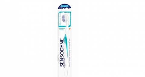 Sensodyne Advance Clean četkica za zube