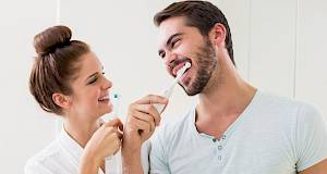 Zašto ne smijete dijeliti četkicu za zube s partnerom