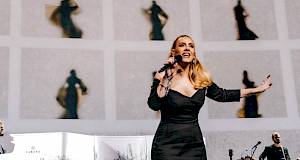 Adele na koncertu progovorila o svom zdravstvenom problemu: 'Ovih dana teško hodam'