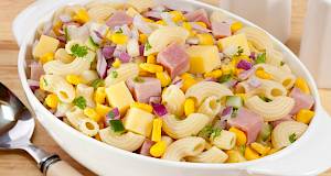 Šarena hladna salata od tjestenine sa šunkom i povrćem