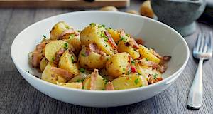 Topla njemačka krumpir salata sa slaninom - recept koji morate probati!