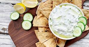 Tzaztiki: Recept za poznati grčki umak od jogurta i krastavaca koji obožavamo