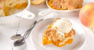 Cobbler s breskavama: Recept za savršen ljetni desert - hrskav i topao, idealan uz kuglicu sladoleda