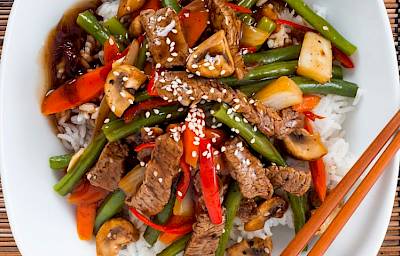 Wok od junetine, mahuna, paprike i šampinjona