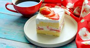 Kolač sa mascarpone kremom i jagodama
