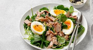 Salata s tunom, jajima i špinatom