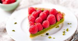 Tart s malinama i kremom od pistacija